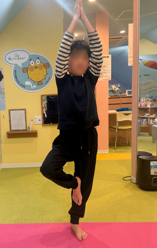ヨガをする子ども