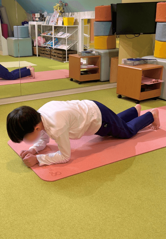 ヨガをする子どもたち